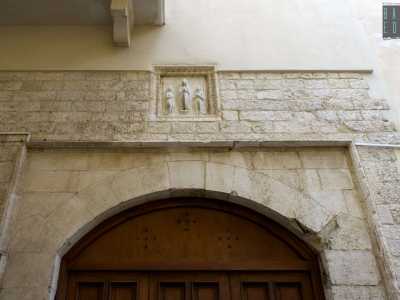 Su strada san Sabino vi � anche un piccolo bassorilievo in pietra, posto su di un portone, raffigurante la Madonna tra due santi